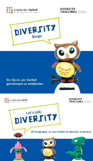 Auf dem Bild ist zum einen das Cover des Diversity Bingos abgebildet. Eine computeranimierte Eule ist darauf zu sehen, neben der steht: Ein Spiel, um Vielfalt zu entdecken, über der Eule sind noch die Logos und Schriftzüge der Charta der Vielfalt und der Diversity Challenge abgebildet. Unter diesem Cover befindet sich das Cover von der Talkbox. Auf dem sind drei computeranimierte Tiere zu sehen. Über einer, mutmaßlichen, Krabbe ist eine viereckige Sprechblase abgebildet, in der steht Let´s talk: Diversity. Neben der Sprechblase steht 25 Anregungen, um über Vielfalt ins Gespräch zu kommen. Über der Schrift und den animierten Figuren sind die Logos und Schriftzüge der Charta der Vielfalt und der Diversity Challenge abgebildet.