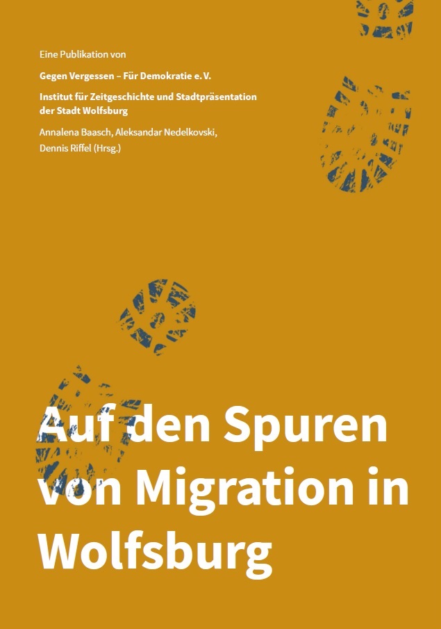 Das Bild ist komplett in einem braunen Farbton gehalten. Darauf sind zwei schwarze Schuhabdrücke zu erkennen. Zudem steht mit weißer Farbe geschrieben Auf den Spuren von Migration in Wolfsburg