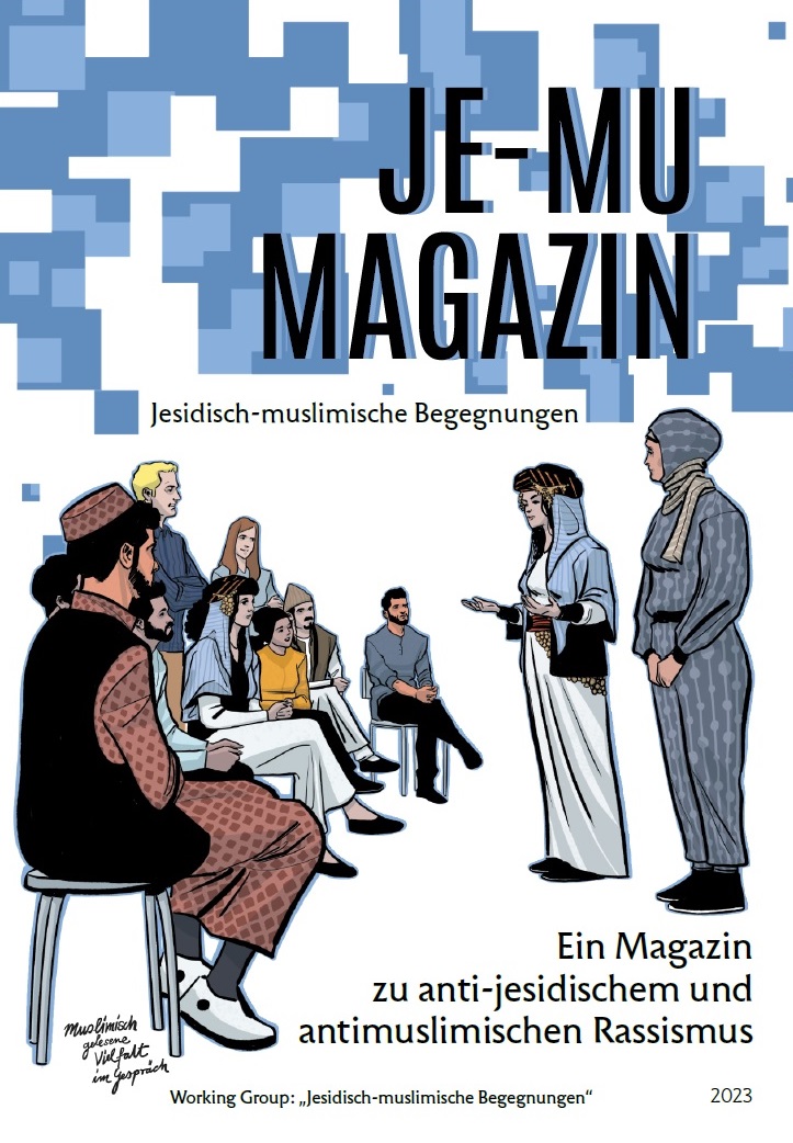 Auf dem Bild steht JE-MU Magazin - Jesidisch-muslimische Begegnungen. Darunter sieht man zwei Frauen unterschiedlicher Religion, die gemäß ihrer jeweiligen Religion gekleidet sind. Diese sprechen vor einem ebenfalls religiös-konnotiertem Publikum.