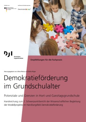 Auf dem Bild sieht man Kinder die im Kreis stehen und Puzzleteile in den Händen halten. Darunter steht Demokratieförderung im Grundschulalter