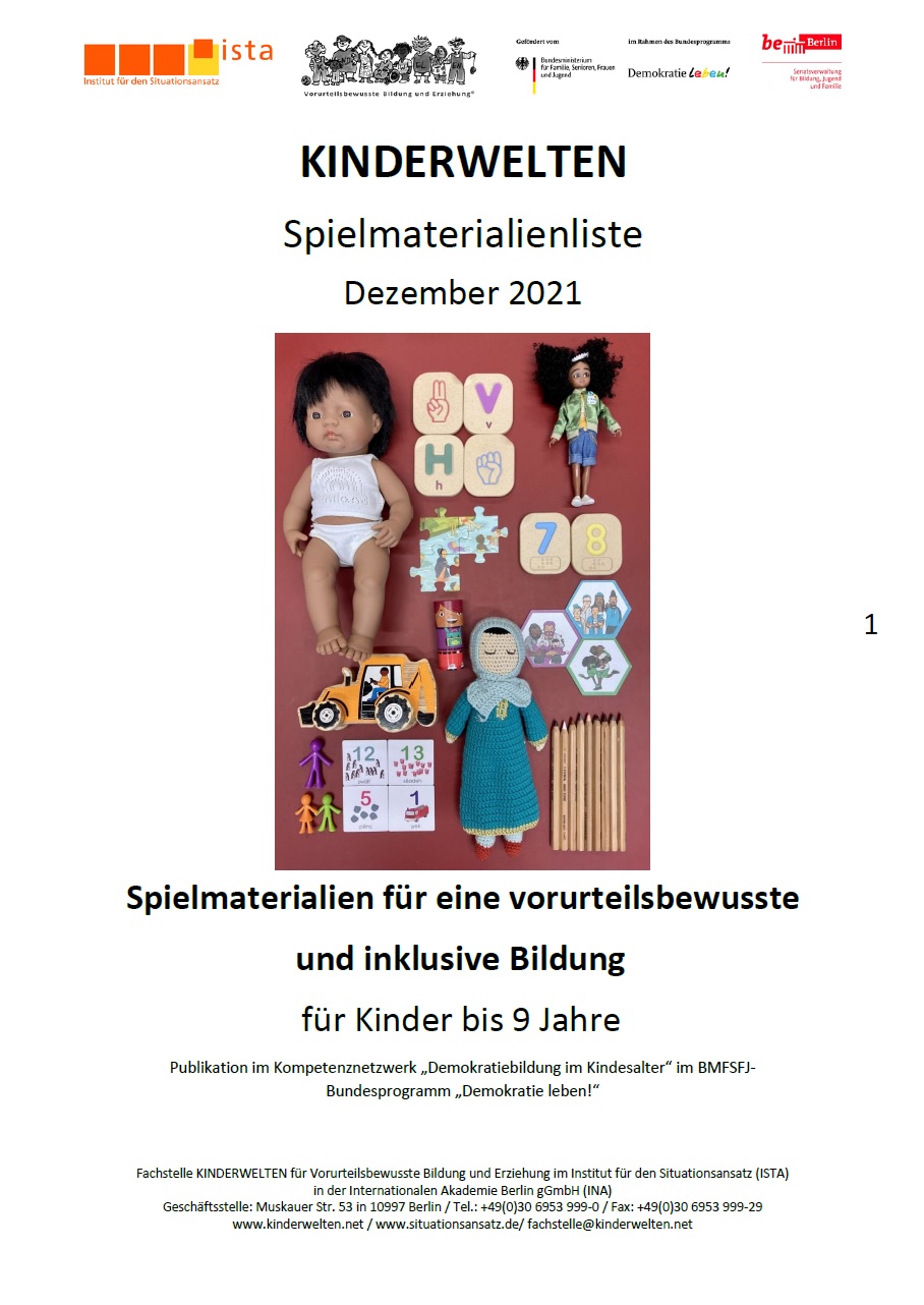 Auf dem Bild sind unterschiedliche Spielsachen, z. B. Puppen, Puzzleteile oder ein Baufahrzeug, abgebildet. Darüber steht Spielmaterialienliste 2021.