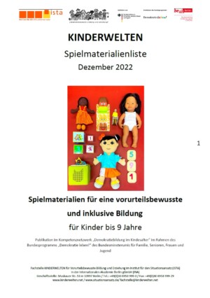 Auf dem Bild sind unterschiedliche Spielsachen, z. B. Puppen, Puzzleteile oder eine Toni-Box, abgebildet. Darüber steht Spielmaterialienliste 2022.