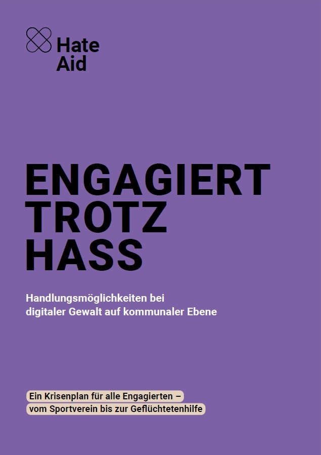 Auf lila Hintergrund steht mit schwarzer Farbe geschrieben Engagiert trotz Hass. Handlungsmöglichkeiten bei digitaler Gewalt auf kommunaler Ebene. Ein Krisenplan für alle Engagierten – vom Sportverein bis zur Geflüchtetenhilfe