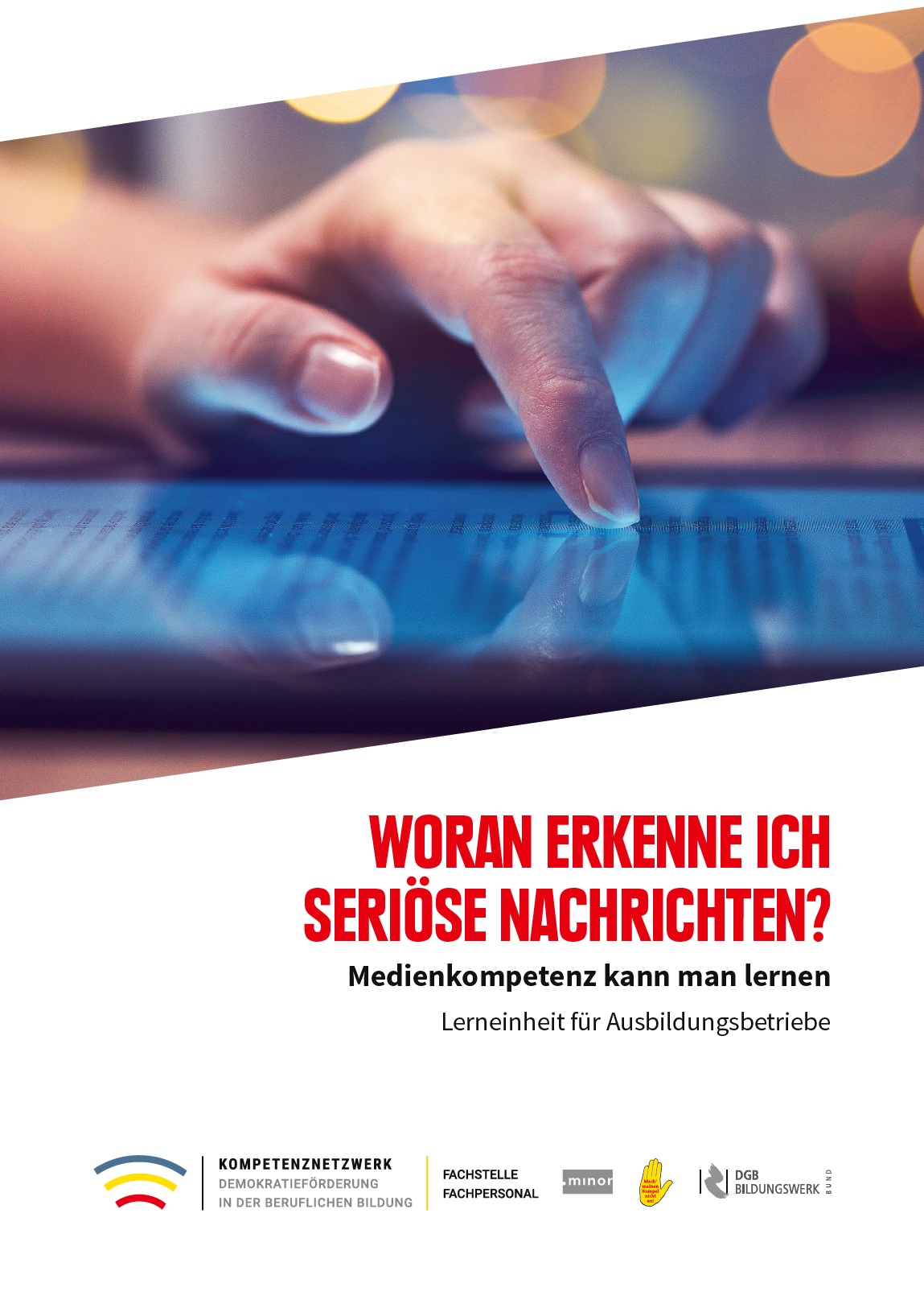 Auf dem Bild sieht man die Hand eines Menschen der mit seinem Zeigefinger ein Tablet berührt. Unter dem Bild steht Woran erkenne ich seriöse Nachrichten - Lerneinheit Ausbildung