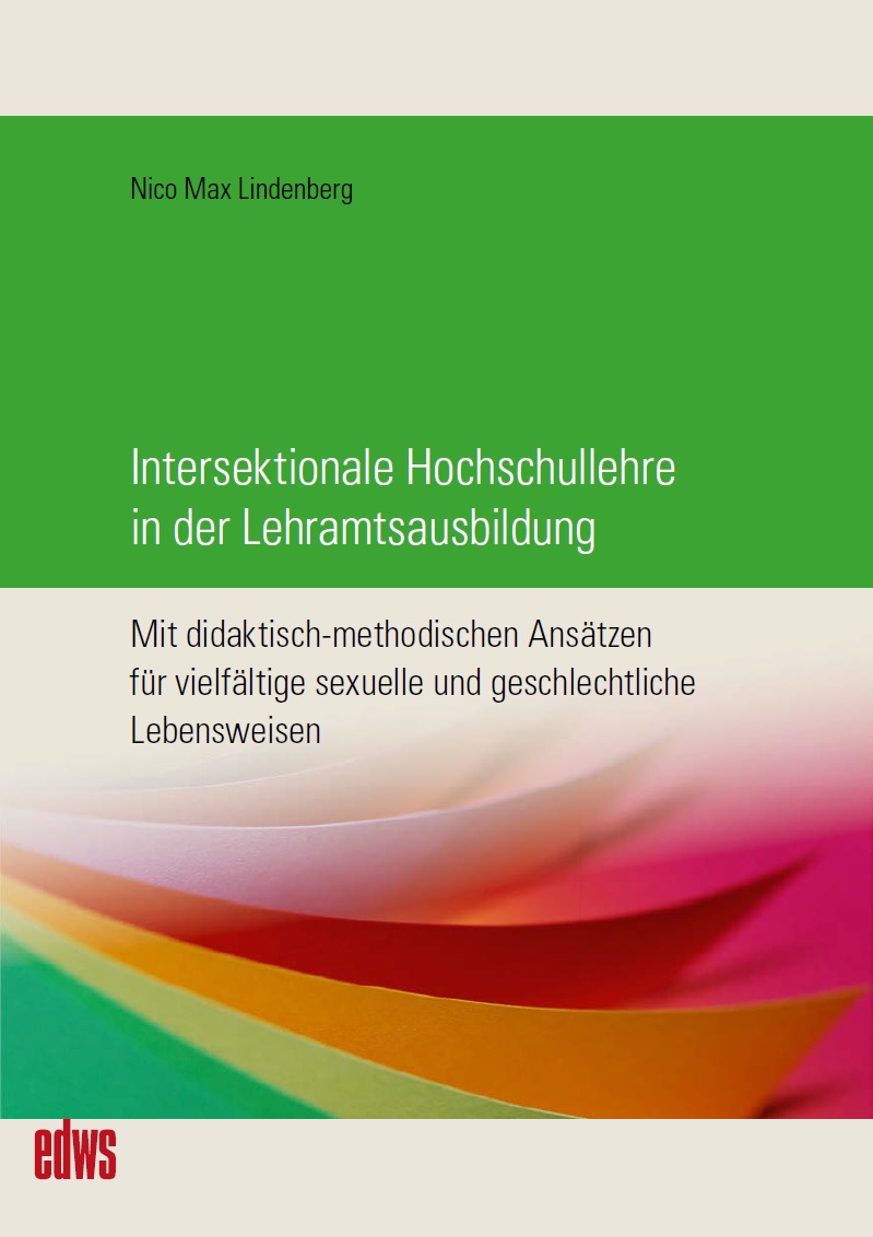 Die Ränder des Bildes sind hell-beige, darunter ist ungefähr die Hälfte des Bildes grün eingefärbt, die ändere Hälfte ist mit bunten geschwungenen Blättern besetzt. Auf dem grünen Teil des Bildes steht Intersektionale Hochschullehre in der Lehramtsausbildung