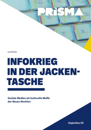 Das Bild ist in unterschiedliche Dreiecke aufgeteilt, das mit Abstand größte Dreieck, ist ausgefüllt mit weißer Farbe und endet nicht. Das Dreieck oben rechts ist ausgefüllt mit einem verzehrten Bild einer Tastatur. Auf der Tastatur steht Prisma. Das Dreieck unten rechts ist ausgefüllt mit dunkelblauer Farbe. In dem dunkelblauen Dreieck steht mit weißer Schrift geschrieben Expertise #5. Im weißen Dreieck steht Infokrieg in der Jackentasche