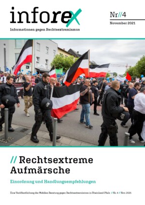 Auf dem Bild sieht man im Vordergrund Menschen die Teil einer rechtsextremen Demonstration sind. Sie werden von Polizisten begleitet. Im Hintergrund kann man Gegendemonstrationen erkennen. Über dem Bild steht inforex-4. Darunter steht Rechtsextreme Aufmärsche