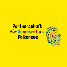 Auf gelben Hintergrund steht auf dem Bild Partnerschaft für Demokratie-Falkensee, wobei das Demokratie in bunten Farben geschrieben ist, die anderen Worte sind in Schwarz gehalten. Neben dem Schriftzug ist ein bunter Fingerabdruck eingefügt.