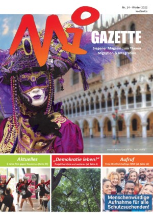 Auf dem Bild steht MiGazette. Im Vordergrund des Bildes steht eine Person, die so verkleidet ist wie im venezianischen Karneval und im Hintergrund sieht man verschwommen ein Gebäude, dass mutmaßlich in Venedig steht, darunter stehen Überschriften zu drei Rubriken: Veranstaltungen, Demokratie leben!, Aufruf und jeweils ein passendes Foto unter den Rubriken