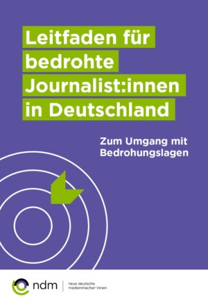 Der Hintergrund des Bildes ist dunkelblau. Unten links sind Kreise mit weißen Linien so ineinander angeordnet, dass es aussieht, als wäre eine Zielscheibe zu erkennen. Ein grüner Pfeil inmitten der Kreise zeigt auf den innersten Kreis. Darüber steht in der Mitte des Bildes Leitfaden für bedrohte Journalist:innen in Deutschland. Zum Umgang mit Bedrohungslagen.