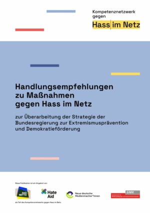 In der oberen rechten Ecke des Bildes befindet sich die Projektbezeichnung: "Kompetenznetzwerk Hass im Netz". Die Wörter "Hass im Netz" sind gelb unterlegt und hinter dem Wort "Hass" befindet sich ein schwarzer vertikaler Strich. Darunter befindet sich ein großes hellblaues Quadrat, welches fast das ganze Bild einnimmt. In schwarzer Schrift befindet sich darauf mittig der Titel und der Untertitel Handlungsempfehlungen zu Maßnahmen gegen Hass im Netz: zur Überarbeitung der Strategien der Bundesregierung zur Extremismusprävention und Demokratieförderung. Außerdem sind auf dem Titelblatt 5 bunte vertikale Stricke asymmetrisch verteilt. Im untersten Teil des Bildes sind die 4 Projektträger mit ihren Logos abgebildet, welche diese Publikation herausgebracht haben: "Das Nettz, Hate Aid, Neue deutsche Medienmacher*innen und die Gesellschaft für Medienpädagogik und Kommunikationskultur.".