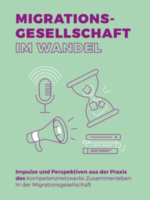 Auf dem Titelbild ist im oberen Bildteil der mit lila Schrift auf grünem Hintergrund der Haupttitel "Migrationsgesellschaft im Wandel" abgebildet. Darunter befinden sich Symbole eines Mikrofons, eines Megafons, einer Sanduhr und von Büchern. Im untersten Teil des Bildes befindet sich der Untertitel "Impulse und Perspektiven aus der Praxis des Kompetenznetzwerks Zusammenleben in der Migrationsgesellschaft".