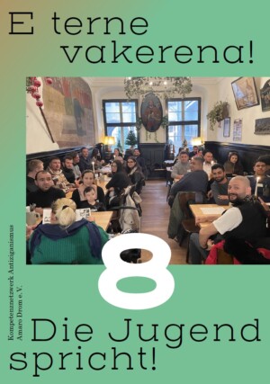 Auf dem Bild steht die achte Ausgabe von "E terne vakerena!" die 8 wird dabei hervorgehoben. Im Hintergrund ist ein Foto eingefügt. Das eine große Gruppe von Menschen zeigt, die alle an Tischen in einem Veranstaltungssaal sitzen und in die Kamera sehen.