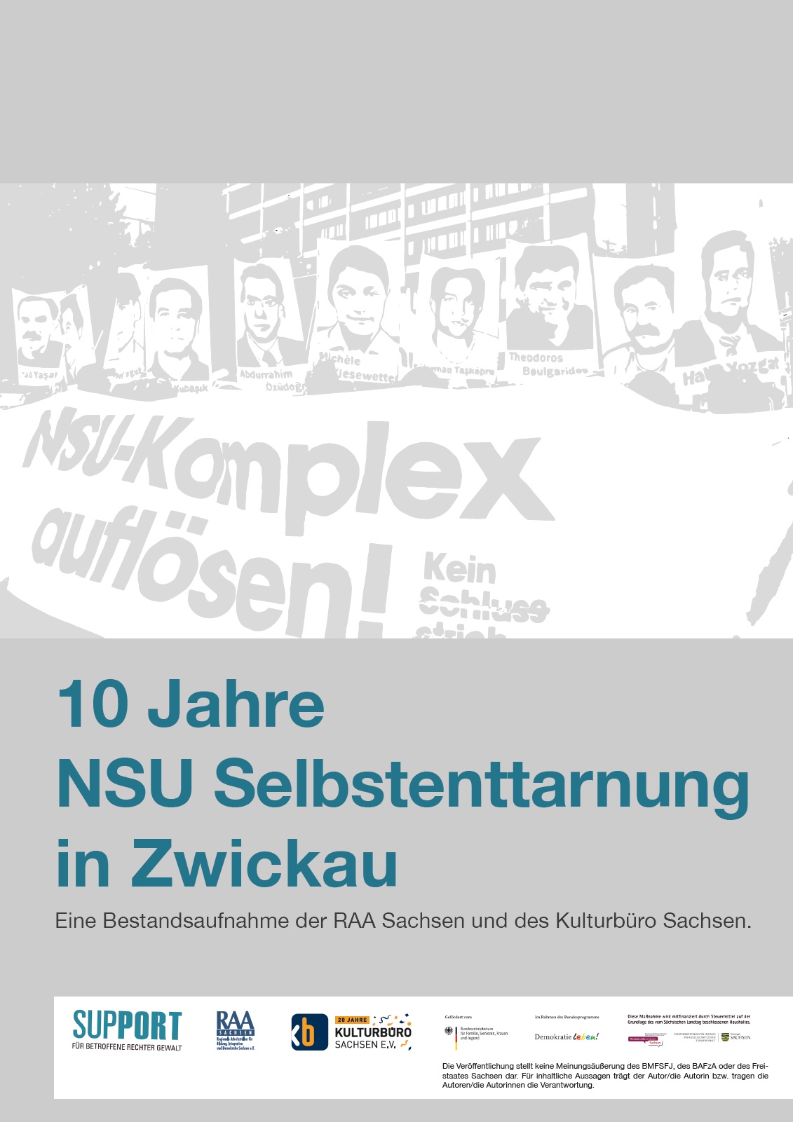 Auf dem Bild ist eine Demonstration zu sehen, die ein riesiges Banner trägt, auf dem steht, NSU-Komplex auflösen. Über dem Banner werden große Schilder hochgehalten, auf dem die Bilder von den Menschen sind, die vom NSU ermordet wurden. Unter dem Bild der Demonstration steht 10 Jahre NSU Selbstenttarnung in Zwickau