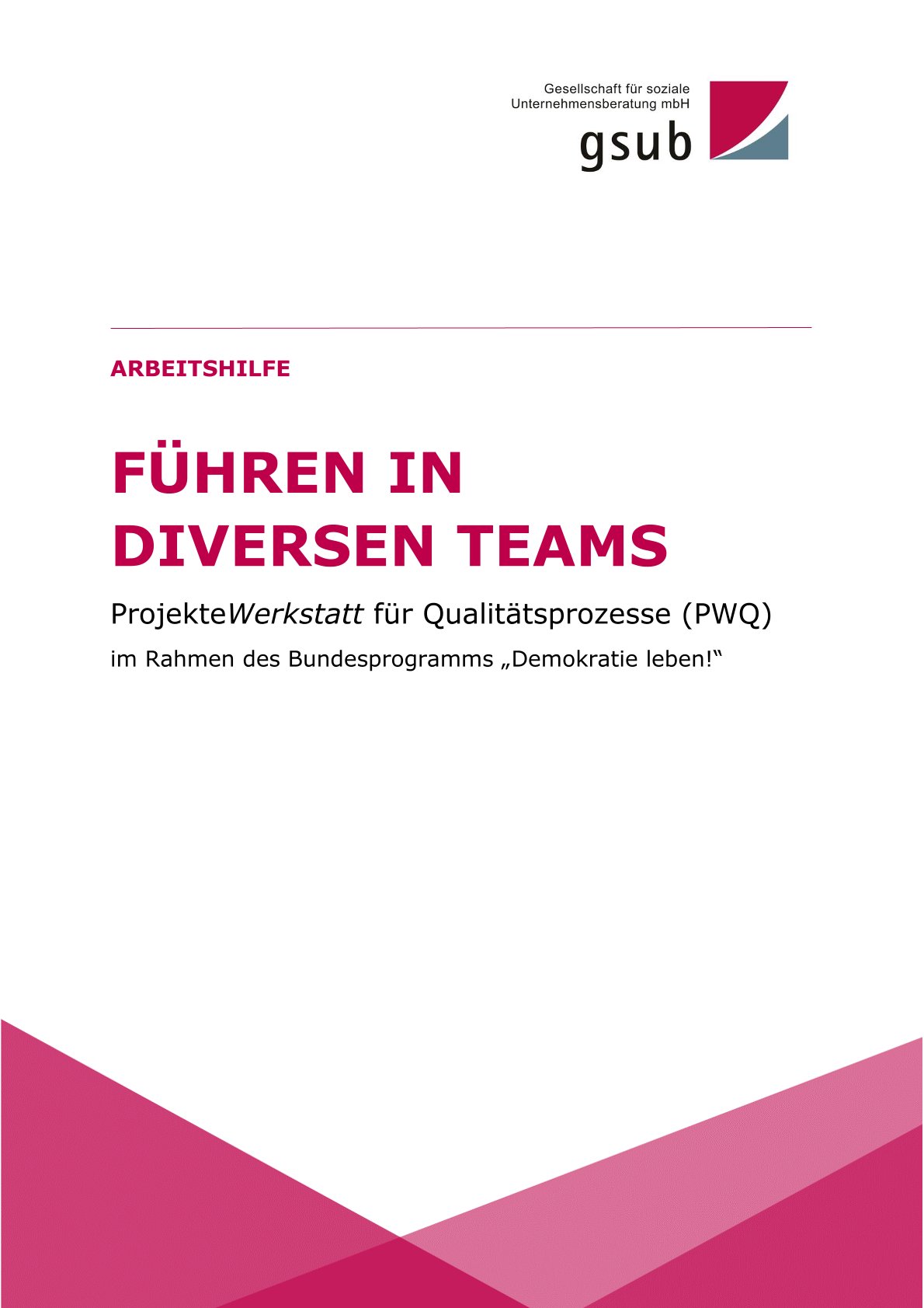 Auf dem Bild ist das Titelblatt der Arbeitshilfe zu sehen. Dort ist in der oberen Hälfte des Bildes in roter Schrift der Titel "Führen in diversen Teams" abgebildet. Darunter befindet sich in schwarzer Schrift der Projekttitel "ProjekteWerkstatt für Qualitätsprozesse (PWQ) im Rahmen des Bundesprogeams 'Demokratie leben!'". Am untersten Rand befinden sich 3 rote Dreiecke, die halbtransparent übereinandergelegt sind.