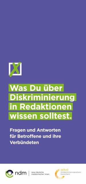 Auf dem Bild befindet sich der Titel des Flyers "Was Du über Diskriminierung in Redaktionen wissen solltest. Fragen und Antworten für Betroffene und ihre Verbündeten" in grün und weiß auf blauem Hintergrund in der unteren Bildhälfte. Links darüber befindet sich ein weißes Kästchen mit einem grünen Kreuz.