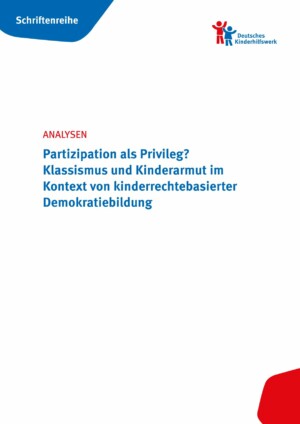 In der oberen Linken Ecke des Bildes ist in weißer Schrift auf einer blauen Form "Schriftenreihe" geschrieben. In der rechten oberen Ecke steht der Titel des Herausgebers und Projektträgers "Deutsches Kinderhiflswerk" und deren Logo, welches zwei Figuren sind, die die Arme hochreißen. Die rechte Figur ist blau, die linke rot. In der Mitte des Bildes steht das Wort "ANALYSEN" in rot und darunter in blau der Titel: "Partizipation als Privileg? Klassismus und Kinderarmut im Kontext kinderrechtsbasierter Demokratiebildung". In der rechten unteren Ecke befindet sich eine rote Form.