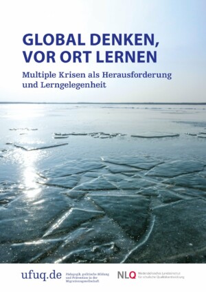 Auf dem Titelblatt der Broschüre ist ein Bild einer Wasseroberfläche, auf der sich viele gebrochene Eisschollen befinden, abgebildet. Im oberen Drittel befindet sich in blauer Schrift der Titel GLOBAL DENKEN - VOR ORT LERNEN. Darunter ist in etwas kleinerer Schrift der Untertitel: "Multiple Krisen als Herausforderung und Lerngelegenheit" dargestellt.