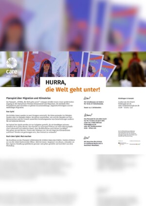 Dieses Bild im Querformat bildet den gesamten Flyer für das Planspiel Hurra, die Welt geht unter! dar. Dieser Titel ist mittig im oberen Bilddrittel in schwarzer und orangener Schrift auf weißem Hintergrund abgebildet. Darüber befindet sich über die ganze Breite der Seite ein Bild von aufgefächerten Postkarten, auf denen Menschen und Pflanzen sowie geometrische Formen in Pastellfarben zu sehen sind. Am linken Rand dieses Bildes befindet sich das Logo und der Titel des Projektträgers "care" sowie der Zusatz "wirkt. weltweit.". Auf dem Rest der Seite wird das Planspiel über Migration und Klimakriese vorgestellt.