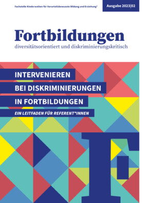 Im oberen Drittel des Bildes steht auf weißen Hintergrund Fortbildungen diversitätsorientiert und diskriminierungskritisch in blauer Farbe geschrieben. Der Hintergrund des restlichen Zweidrittels besteht aus mehreren unterschiedlich-gefärbten Dreiecken, die aneinandergereiht sind. Auf diesem Hintergrund steht Intervenieren bei Diskriminierungen in Fortbildungen und unten rechts ein großes F