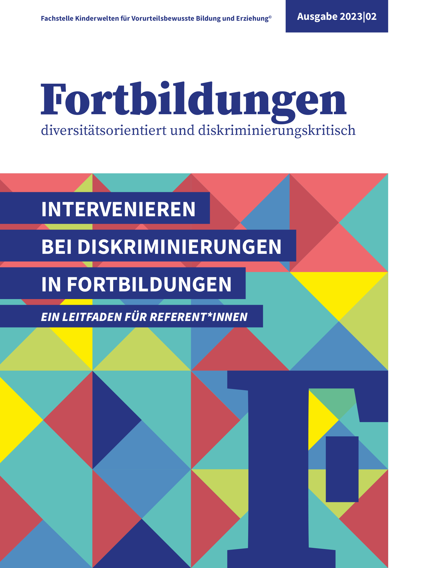 Im oberen Drittel des Bildes steht auf weißen Hintergrund Fortbildungen diversitätsorientiert und diskriminierungskritisch in blauer Farbe geschrieben. Der Hintergrund des restlichen Zweidrittels besteht aus mehreren unterschiedlich-gefärbten Dreiecken, die aneinandergereiht sind. Auf diesem Hintergrund steht Intervenieren bei Diskriminierungen in Fortbildungen und unten rechts ein großes F
