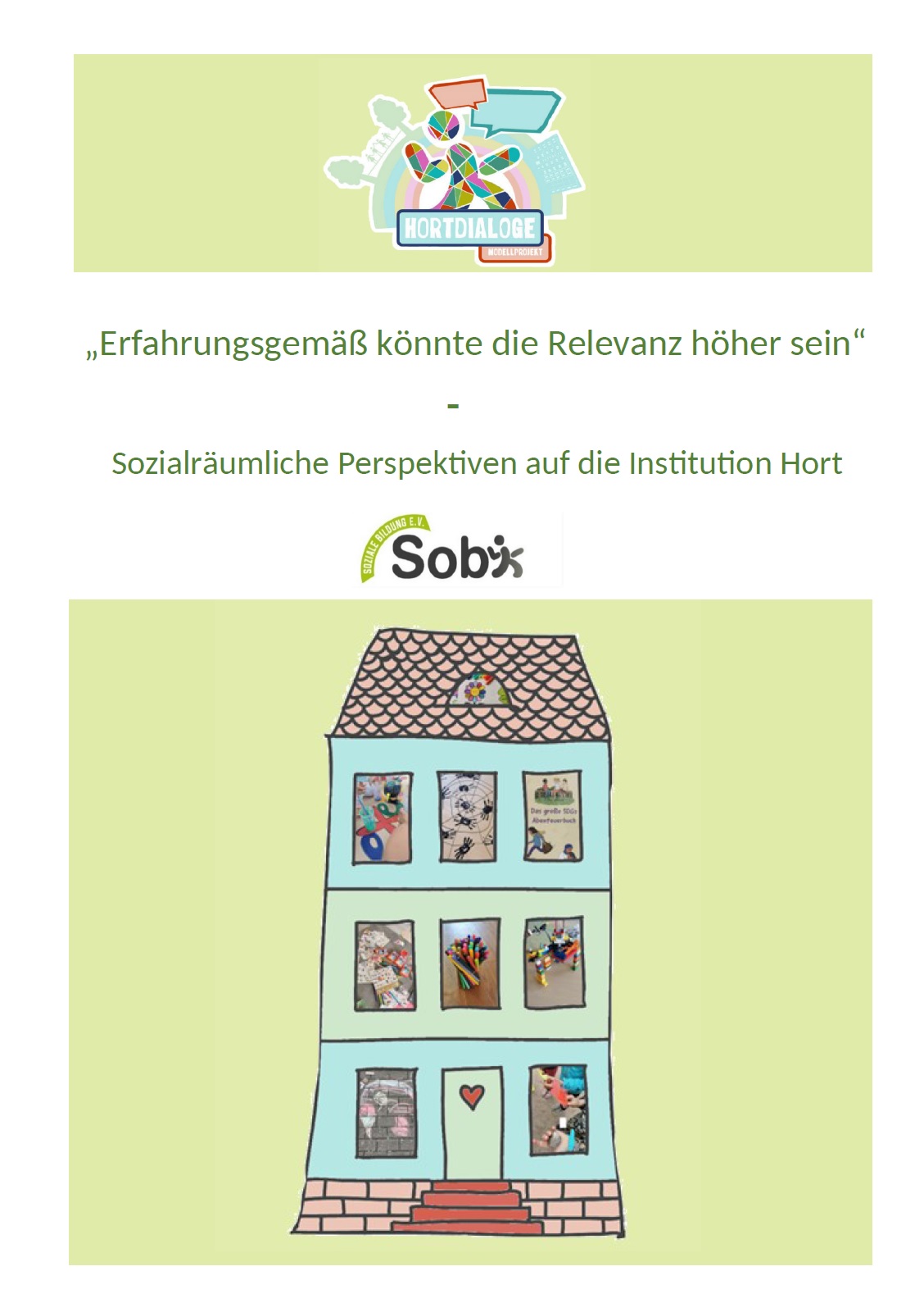 Auf dem Bild ist ein gemaltes Haus abgebildet, mit drei Stockwerken und in jedem Fenster sind Materialien aus dem Kinderhort abgebildet. Darüber steht Sozialräumliche Perspektiven auf die Institution Hort