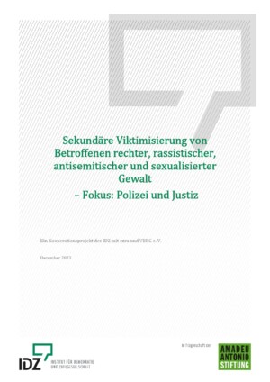 Auf grauen Hintergrund steht mit grüner Farbe geschrieben: Sekundäre Viktimisierung von Betroffenen rechter, rassistischer, antisemitischer und sexualisierter Gewalt – Fokus: Polizei und Justiz. Über der Schrift mit dunkleren grau eine Sprechblase zu erkennen