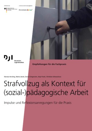 Oben links ist ein Teil einer Zellentür zu sehen und eine Hand, die diese gerade entweder auf- oder abschließt. Rechts daneben ist das Logo des Bundesprogramm Demokratie leben" abgebildet. In der zweiten unteren Bildhälfte steht Strafvollzug als Kontext für (sozial-)pädagogische Arbeit