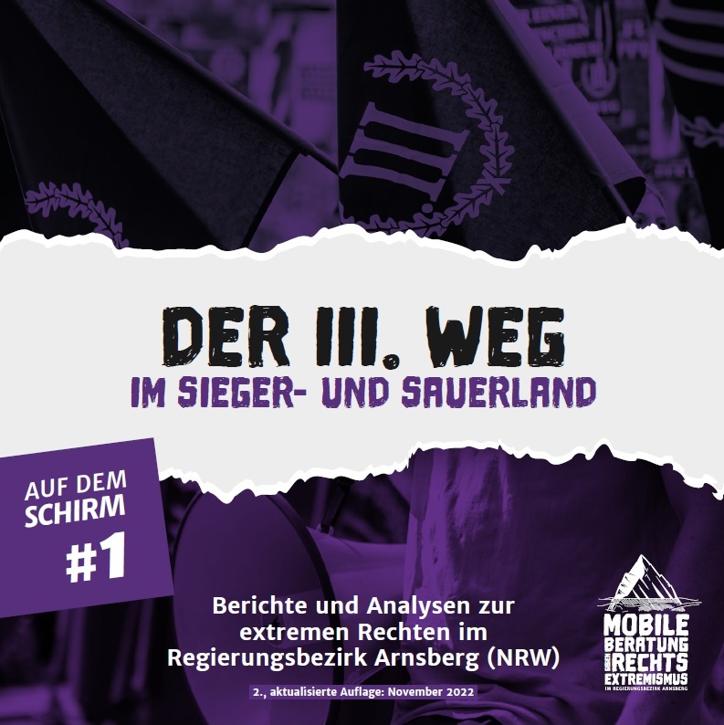 Das Cover ist in Lila- und Schwarztönen gehalten. Im Hintergrund sieht man die Flage des dritten Wegs. In der Mitte verläuft ein weißer Papierartiger Schnipsel, auf dem der Titel Der dritte Weg im Sieger- und Sauerland steht.