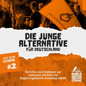 Im oberen Drittel des Bildes ist ein Teil einer Demonstration abgebildet, auf dem ein Teilnehmer eine Fahne trägt auf der Junge Alternative NRW steht. In der Mitte des Bildes steht Die Junge Alternative für Deutschland und im letzten Drittel des Bildes steht Auf dem Schirm #2 Berichte und Analysen zur extremen Rechten im Regierungsbezirk Arnsberg (NRW) Mobile Beratung Rechtsextremismus