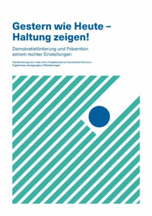 Die unteren Dreiviertel des Bildes besteht aus einem Quadrat auf den schräg angeordnete türkise Streifen von der oberen linken zur unteren rechten Ecke gehen. In der oberen linken Ecke des Quadrats gibt es eine Lücke der Streifen, in der sich ein blauer Kreis befindet. Am oberen Rand steht in blauer großer Schrift der Haupttitel: "Gestern wie heute - Haltung zeigen!". Darunter steht in kleinerer Schrift der Zusatztitel: "Demokratieförderung und Prävention extrem rechter Einstellungen". Darunter steht in noch kleinerer Schrift der Zusatz: "Handreichung über zwei Jahre Projektarbeit an beruflichen Schulen: Ergebnisse, Anregungen, Hilfestellungen".
