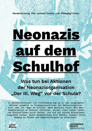 Der Hintergrund des Titelblatts besteht aus einer verpixelten Nahaufnahme eines Kapuzenpullovers des "dritten Wegs". Im oberen Teil des Bildes steht in schwarzer kleiner Schrift: "Handreichung für Lehrer*innen und Pädagog*innen". Darunter steht in deutlich größerer unterstrichener Schrift der Haupttitel: "Neonazis auf dem Schulhof". Darunter steht in kleinerer Schrift der Zusatztitel: "Was tun bei Aktionen der Neonaziorganisation 'Der III. Weg' vor der Schule? Darunter steht ein Einführungstext zu der Handreichung.