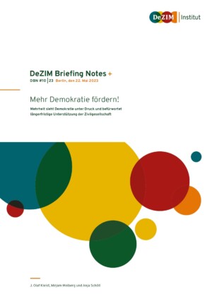 Oben links auf dem Bild ist das Logo des DeZIM-Instituts abgebildetIn der Mitte des Bildes steht DeZIM Briefing Notes+ Mehr Demokratie fördern! Darunter sind unterschiedliche große und gefärbte Kreise abgebildet.