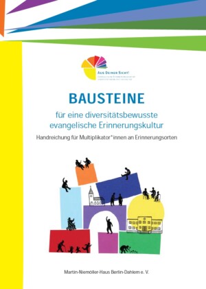 Auf dem Bild sind oben geometrische Formen abgebildet, die jeweils mit einer Farbe gefüllt ist und spitz aufeinander zulaufen, wobei zwischen einzelnen auch eine weiße Lücke liegt. Unter den Formen ist das Logo des Projekts BAUSTEINE für eine diversitätsbewusste evangelische Erinnerungskultur. Handreichung für Multiplikator*innen an Erinnerungsorten. Darunter wiederum sieht man unterschiedlich große Vierecke, einen Kreis und eine Brücke, die alle mit jeweils einer unterschiedlichen Farbe ausgefüllt sind. Auf diesen Formen liegen, stehen, laufen, sitzen etc. Silhouetten von Menschen. Auf der Brücke ist eine Kirche in Schwarz-Weiß und im Kreis ein Gebäude mit einer Uhr in Schwarz-Weiß abgebildet. Links am Rand des Bildes ist ein gelber Balken, der bis zum Bild ende führt.