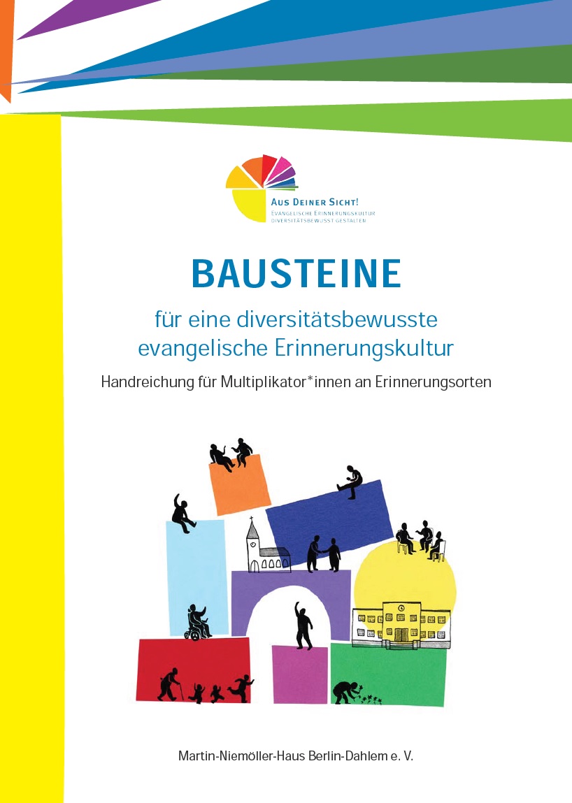 Auf dem Bild sind oben geometrische Formen abgebildet, die jeweils mit einer Farbe gefüllt ist und spitz aufeinander zulaufen, wobei zwischen einzelnen auch eine weiße Lücke liegt. Unter den Formen ist das Logo des Projekts BAUSTEINE für eine diversitätsbewusste evangelische Erinnerungskultur. Handreichung für Multiplikator*innen an Erinnerungsorten. Darunter wiederum sieht man unterschiedlich große Vierecke, einen Kreis und eine Brücke, die alle mit jeweils einer unterschiedlichen Farbe ausgefüllt sind. Auf diesen Formen liegen, stehen, laufen, sitzen etc. Silhouetten von Menschen. Auf der Brücke ist eine Kirche in Schwarz-Weiß und im Kreis ein Gebäude mit einer Uhr in Schwarz-Weiß abgebildet. Links am Rand des Bildes ist ein gelber Balken, der bis zum Bild ende führt.