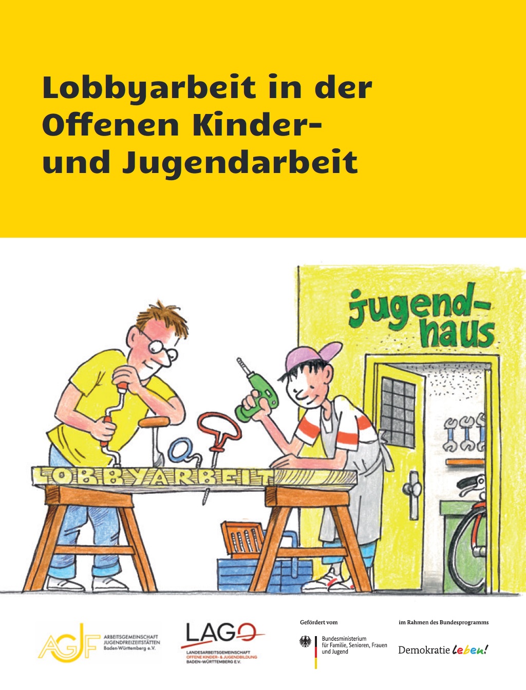 Das Bild ist in drei Teile unterteilt. Der obere Teil hat einen orangen Hintergrund, auf dem mit schwarzer Farbe geschrieben steht, Lobbyarbeit in der offenen Kinder- und Jugendarbeit. Auf dem mittleren Teil, dem mit Abstand größten, sieht man einen Erwachsenen und einen Jugendlichen, die draußen vor einem Haus an einer Werkband, auf der unterschiedliche Werkzeuge lagern, arbeiten. Über der Eingangstür des Hauses steht Jugendhaus. Man kann in dem Haus drei unterschiedlich große Schraubenschlüssel und einen kleinen Teil eines Fahrradlenkers und eines Fahrradreifens erkennen. Auf der Werkbank steht Lobbyarbeit. Der Erwachsene und der Jugendliche haben jeweils ein anderes Werkzeug in der Hand. Alles ist in Comic-Form entworfen. Im unteren Teil sind die Logos der AGJF, der LAGO und von Demokratie leben! abgebildet.