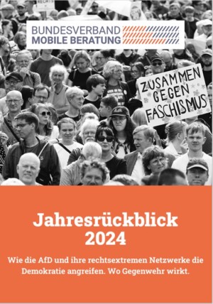 Auf der oberen Hälfte des Bildes ist ein schwarz-weißes Foto einer Demonstration dargestellt. Zu sehen ist eine Menschenmenge, eine Person hält ein Schild in die Höhe, auf welchem Zusammen gegen den Faschismus steht. Auf der unteren Hälfte des Bildes ist ein orangefarbener Block. Darauf steht in weißer Schrift: Jahresrückblick 2024.