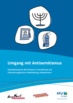 Das Cover ist in Blau gehalten. Der obere Teil ist dunkler, in der Mitte ist es heller. Im oberen Bereich sind weiße Kreise. Darin erkennt man einmal ein Bild im Bilderrahmen. Einen jüdische Kerzenständer Chanukkia und einen Feuerlöscher. Darunter steht der Titel Umgang mit Antisemitismus. Handreichung für den Einsatz in Grundschule und Orientierungsstufe in Mecklenburg-Vorpommern in weißer Schrift.