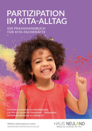Der Hintergrund des Bildes ist lila, auf dem unterschiedliche Farbspritzer (gelb, blau, rot, orange und rosa) drauf sind. Im Vordergrund steht ein lächelndes Mädchen, dass den Zeigefinger nach oben streckt. Darüber steht Partizipation im Kita-Alltag