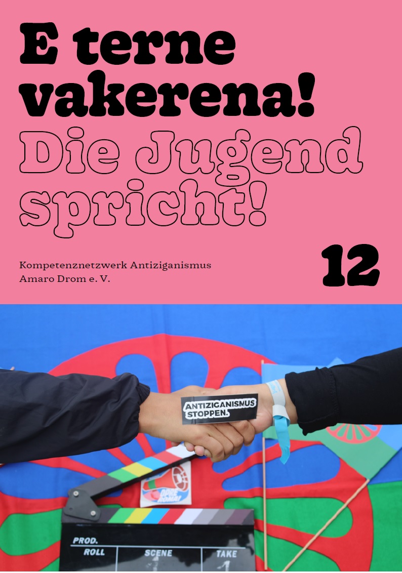 Das Bild ist zweigeteilt. Die erste Hälfte ist rosa und auf ihr steht E terne vakerena! Die Jugend spricht! 12. In der zweiten Bildhälfte ist ein Foto eingefügt, in dem im Hintergrund die Fahne der Roma zu sehen ist sowie eine Filmklappe. Im Vordergrund sieht man zwei Hände, die sich zur Begrüßung anfassen. Auf den Händen steht Antiziganismus stoppen.