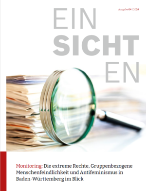 Das Bild zeigt eine Lupe, die auf Dokumente zeigt. Das Cover ist in weiß gehalten. In grauer Schrift steht Einsichten. Darunter steht Monitorin: Die extreme Rechte, Gruppenbezogene Menschenfeindlichkeit un Antifeminsimus in Baden-Württemberg im Blick. Oben rechts steht Ausgabe 4 2024.