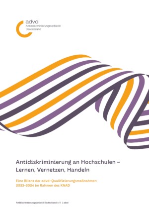 In der Mitte des Bildes erstrecken sich mehrere unterschiedlich-farbige Linien, die sich so krümmen, dass es aussieht, als ob eine Welle sich bildet. Darunter steht Antidiskriminierung an Hochschulen – Lernen, Vernetzen, Handeln. Eine Bilanz der advd-Qualifizierungsmaßnahmen 2023 –2024 im Rahmen des KNAD