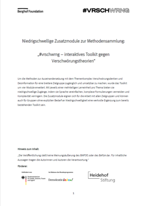Das Cover ist weiß. Oben steht der Name Berghof Foundation und daneben #VRSCHRNG. Darunter steht der Titel Niedrigschwellige Zusatzmodule zur Methodensammlung #vrschwrng- interaktives Toolkit gegen Verschwörungstheorien. Darunter wird beschrieben, wie das Toolkit aufgebaut ist. Im unteren Bereich ist das Logo vom BMFSFJ und Demokratie leben!, sowie der Heidehof Stiftung aubgebildet.