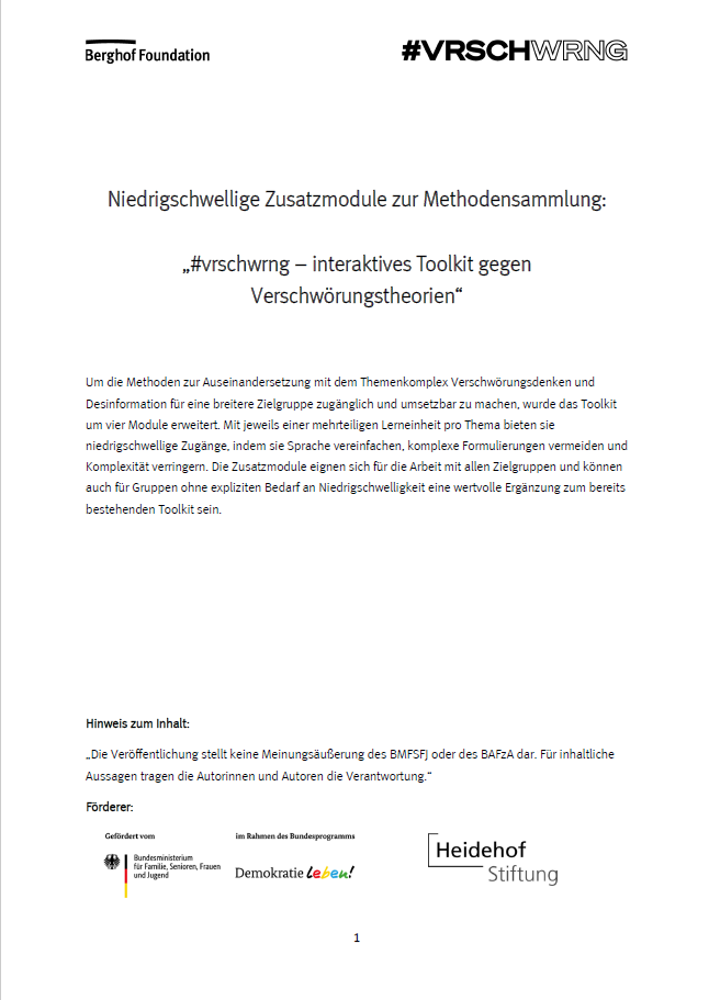Das Cover ist weiß. Oben steht der Name Berghof Foundation und daneben #VRSCHRNG. Darunter steht der Titel Niedrigschwellige Zusatzmodule zur Methodensammlung #vrschwrng- interaktives Toolkit gegen Verschwörungstheorien. Darunter wird beschrieben, wie das Toolkit aufgebaut ist. Im unteren Bereich ist das Logo vom BMFSFJ und Demokratie leben!, sowie der Heidehof Stiftung aubgebildet.