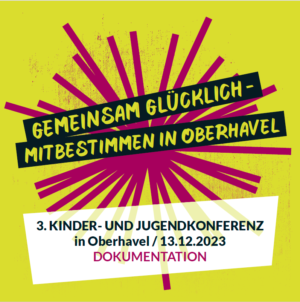 Der Hintergrund des Bildes ist gelb. Von der Mitte aus gehen rote Streifen in alle Richtungen weg. Darauf steht Gemeinsam Glücklich. Mitbestimmen in Oberhavel. Darunter steht 3. Kinder- und Jugendkonferenz in Oberhavel. Dokumentation