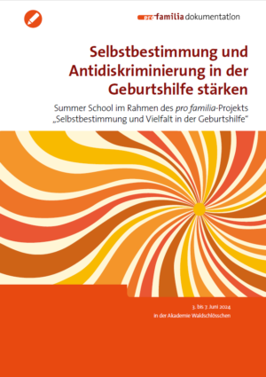 Das Cover der Publikation Selbstbestimmung und Antidiskriminierung in der Geburtshilfe stärken zeigt im obere Drittel den Titel in roter Schrift auf weißem Hintergrund und das pro familia-Logo. Darunter ein dynamisches, spiralförmiges Muster in warmen Farben – Orange, Gelb, Braun und Weiß – das sich von einem zentralen Punkt nach außen ausbreitet. Im unteren Bereich ein rotes Feld mit Veranstaltungsdetails in weißer Schrift.