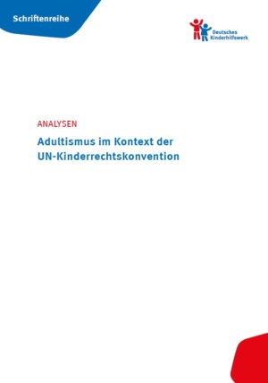 Auf einem weißen Hintergrund ist oben rechts ein blauer unregelmäßig geformter Banner. Auf diesem findet sich eine weiße Aufschrift: Schriftenreihe. Oben links ist das Logo des deutschen Kinderhilfswerks. Das Logo besteht aus zwei einfach illustrierten Menschen, welche die Arme freudig in die höhe Strecken. Der linke Mensch ist in roter Farbe dargestellt und etwas größer als der rechte Mensch in blauer Farbe. Im oberen Drittel wird die Überschrift angezeigt: Analysen. Adultismus im Kontext der UN-Kinderrechtskonvention. In der untersten Ecke der Titelseite befindet sich eine rot gefärbte Ecke.