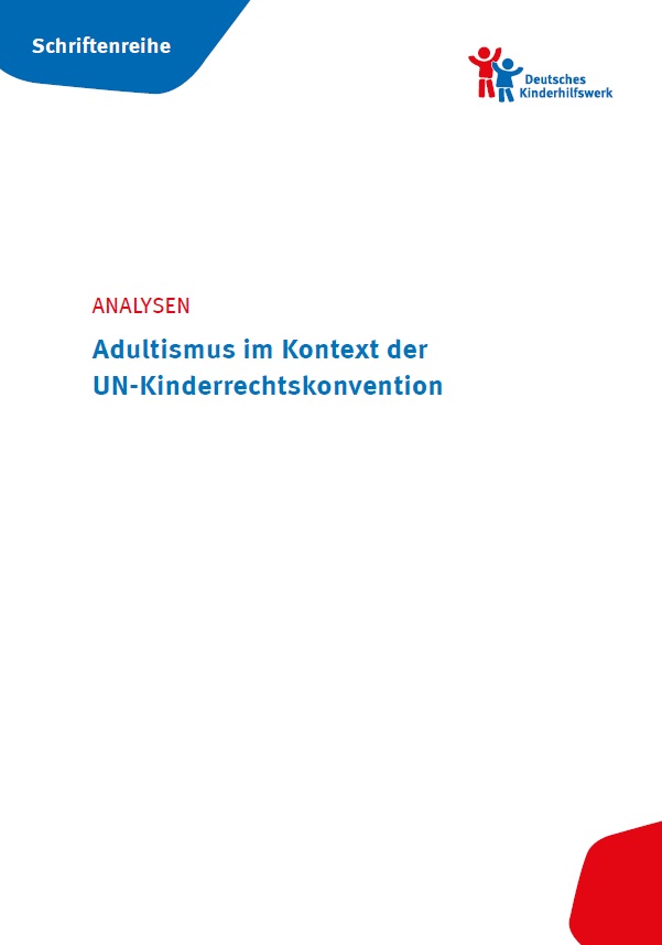 Auf einem weißen Hintergrund ist oben rechts ein blauer unregelmäßig geformter Banner. Auf diesem findet sich eine weiße Aufschrift: Schriftenreihe. Oben links ist das Logo des deutschen Kinderhilfswerks. Das Logo besteht aus zwei einfach illustrierten Menschen, welche die Arme freudig in die höhe Strecken. Der linke Mensch ist in roter Farbe dargestellt und etwas größer als der rechte Mensch in blauer Farbe. Im oberen Drittel wird die Überschrift angezeigt: Analysen. Adultismus im Kontext der UN-Kinderrechtskonvention. In der untersten Ecke der Titelseite befindet sich eine rot gefärbte Ecke.