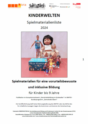 Das Cover ist weiß. Im oberen Bereich stehen die Cover der Träger ISTA, Vorurteilsbewusste Bildung und Erziehung*, des BMFSFJ und Demokratie leben! sowie der Senatsverwaltung für Bildung, Jugend und Familie. Darunter steht Kinderwelten, Spielmaterialienliste 2024. In der Mitte ist ein Bild mit Kinderspielzeug zu sehen. Darunter steht Spielmaterialien für eine vorurteilsbewusste und inklusive Bildung für kinder bis 9 Jahre.
