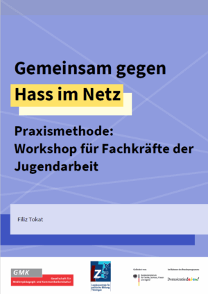 Das Cover ist blau und mit hellen Linien, die kreuz und quer verlaufen, durchzogen. Oben steht der Titel Gemeinsam gegen Hass im Netz. Praxismethode: Workshop für Fachkräfte der Jugendarbeit. Darunter steht Autorin Filiz Tokat. Im unteren Bereich ist das Logo GMK Gesellschaft für Medienpädagogik und Kommunikationskultur, das Logo der landeszentral für politische Bildung Thüringen und das Logoo des BMFSFJ und Demokratie leben!.